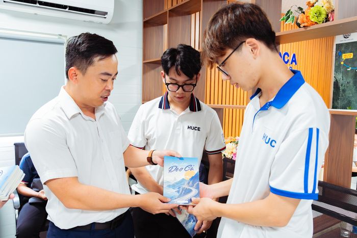 Tổng Giám đốc Nguyễn Quang Huy trao tặng cuốn sách "Dấu chân Đèo Cả" cho sinh viên tham gia chương trình