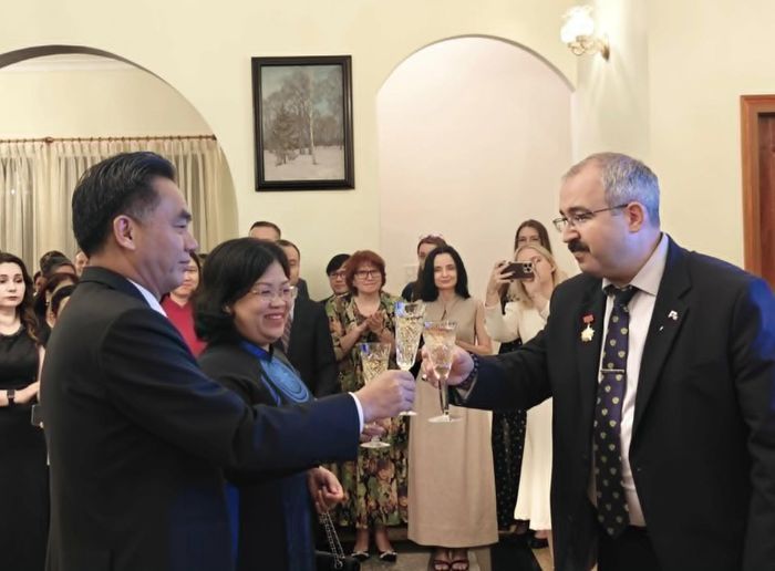 Phó Chủ tịch Thường trực UBND TPHCM Nguyễn Lộc Hà nâng ly chúc mừng cùng Tổng Lãnh sự Nga tại TP.HCM Sadykov Timur trong buổi lễ