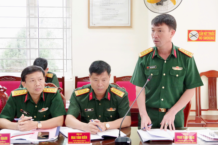 Đại tá Phạm Thành Trung, Chỉ huy trưởng Ban Chỉ huy Phòng thủ khu vực 2 - Bình Liêu phát biểu tại hội nghị. 