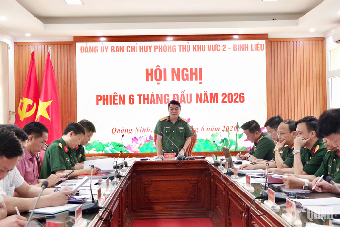  Thượng tá Phan Trọng Hiền, Bí thư Đảng ủy, Chính ủy Ban Chỉ huy Phòng thủ khu vực 2 - Bình Liêu chủ trì hội nghị.