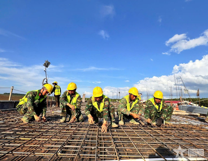 Bộ đội Trung đoàn 38, Sư đoàn 2, Quân khu 5 tham gia xây dựng Trường Phổ thông nội trú liên cấp Tiểu học, THCS xã Ia Pnôn, tỉnh Gia Lai.
