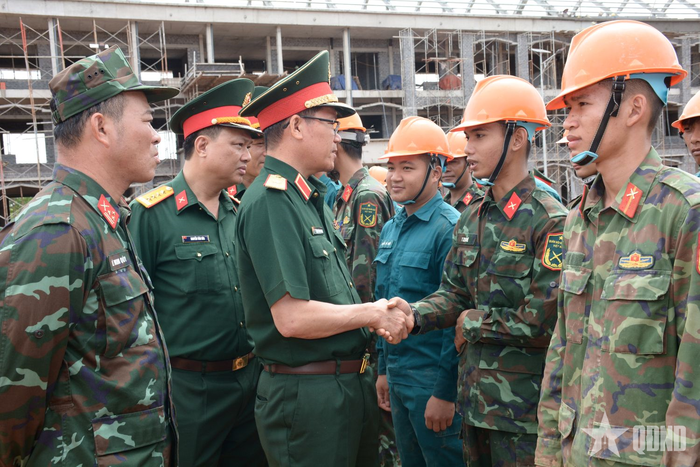 Thiếu tướng Lương Đình Chung, Chính ủy Quân khu 5 động viên các lực lượng hỗ trợ xây trường học.