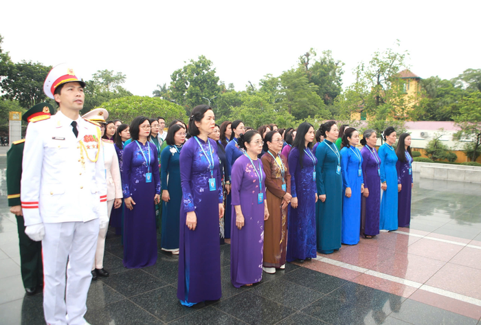 Đoàn đại biểu tưởng niệm các Anh hùng liệt sĩ.