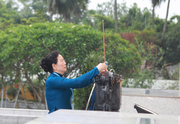 Đồng chí Lê Thị Thủy dâng hương tưởng niệm các Anh hùng liệt sĩ.