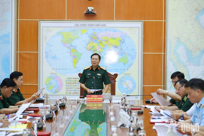 Đại tướng Nguyễn Tân Cương, Ủy viên Trung ương Đảng, Ủy viên Thường vụ Quân ủy Trung ương, Tổng Tham mưu trưởng, Thứ trưởng Bộ Quốc phòng chủ trì Hội nghị thông qua các văn bản phục vụ Hội nghị Quân chính toàn quân 6 tháng đầu năm 2026, ngày 12-6. Ảnh: qdnd.vn