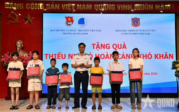  Chỉ huy Đoàn Đặc nhiệm Phòng chống ma túy số 1 tặng quà cho học sinh có hoàn cảnh khó khăn tại phường Kinh Dương.