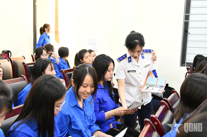 Phát tờ rơi tuyên truyền, hướng dẫn thanh, thiếu niên tìm hiểu kiến thức pháp luật. 