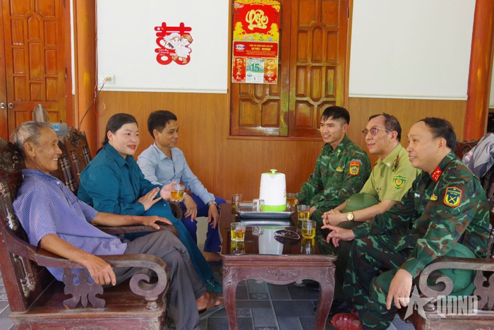 Tuyên truyền cho người dân về công tác phòng cháy, chữa cháy rừng.