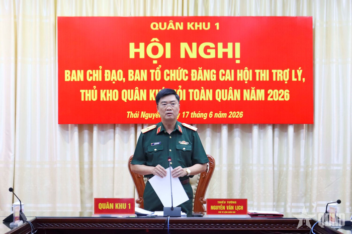Thiếu tướng Nguyễn Văn Lịch, Phó tư lệnh Quân khu 1 chủ trì hội nghị.