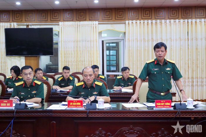 Đại tá Trần Huy Tưởng, Chủ nhiệm Hậu cần - Kỹ thuật Quân khu 1 phát biểu tại hội nghị.