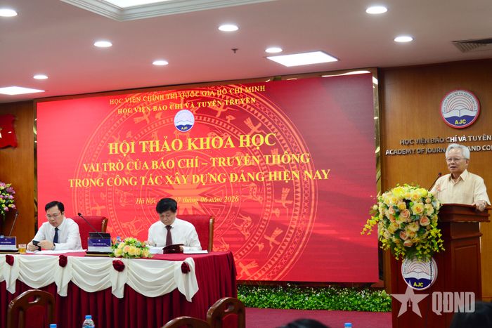 GS, TS Tạ Ngọc Tấn, nguyên Phó chủ tịch Thường trực Hội đồng Lý luận Trung ương, nguyên Giám đốc Học viện Chính trị quốc gia Hồ Chí Minh phát biểu tại hội thảo.