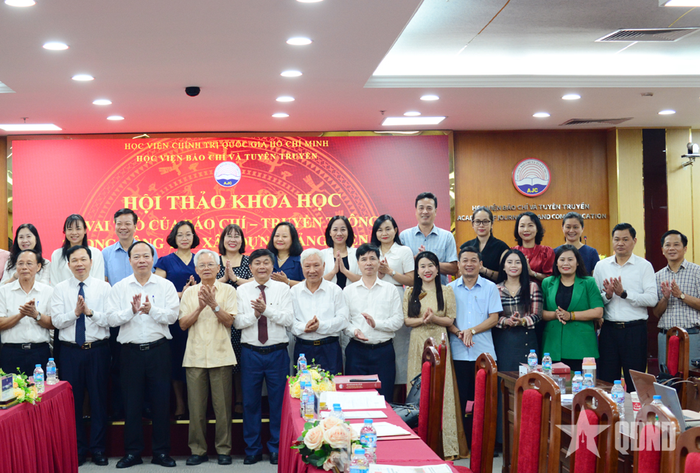 Các đại biểu chụp ảnh chung.