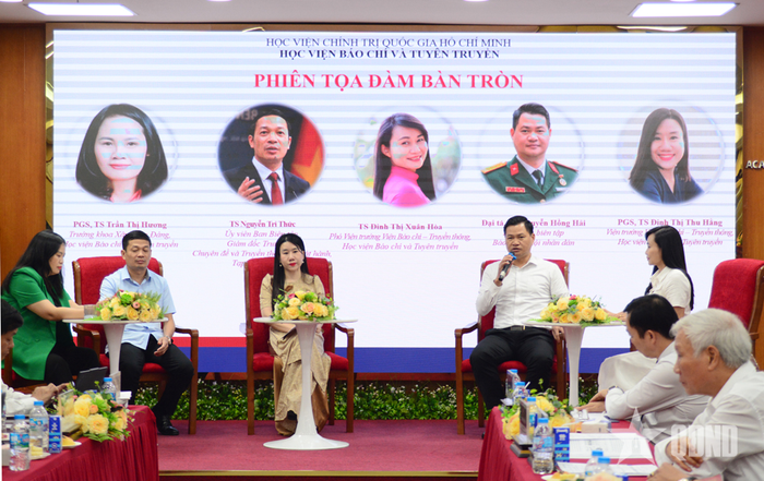 Đại tá, TS Nguyễn Hồng Hải, Phó tổng biên tập Báo Quân đội nhân dân tham gia tọa đàm tại hội thảo.