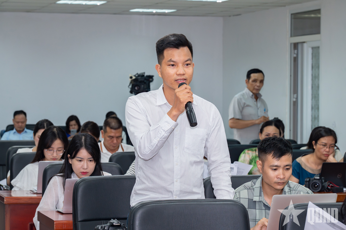  Phóng viên đặt câu hỏi tại buổi họp báo.