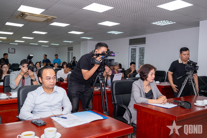 Phóng viên các cơ quan thông tấn, báo chí tác nghiệp tại họp báo.