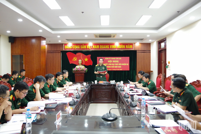 Đại tá Trần Quang Huy, Bí thư Đảng ủy, Chính ủy Trung tâm 586 chủ trì hội nghị.