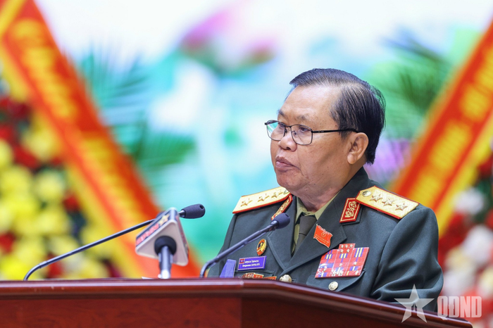 Thượng tướng Sengnouane Xayalath, Chủ tịch Hiệp hội CCB Lào phát biểu chào mừng đại hội. 