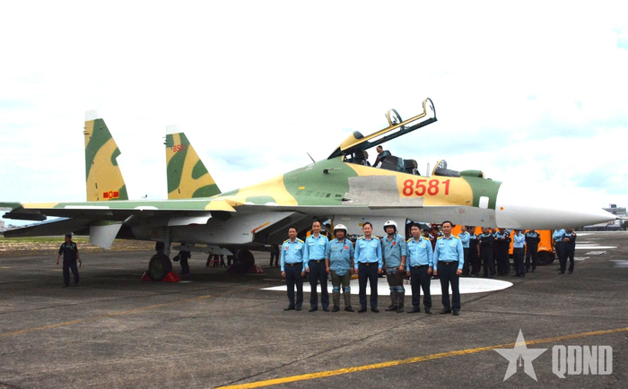  Thiếu tướng Phạm Tuấn Anh, Phó tư lệnh Quân chủng PK-KQ (giữa) chụp ảnh cùng phi công và Ban Giám đốc Nhà máy A32 sau sự kiện bay thử thành công máy bay Su-30MK2 số 8581 do Nhà máy A32 sửa chữa lớn, tăng tổng niên hạn. 