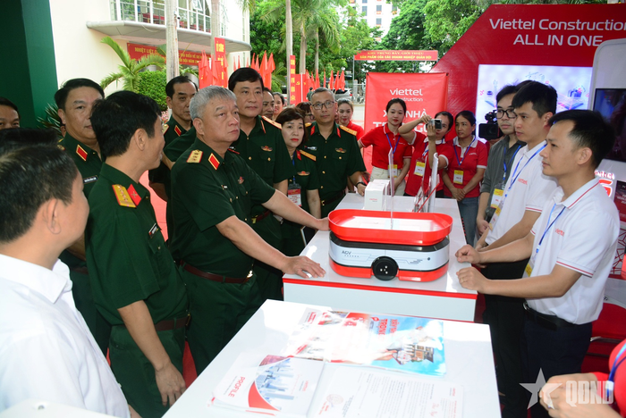 Thượng tướng Nguyễn Quang Ngọc tham quan các gian hàng trưng bày, giới thiệu sản phẩm của Tập đoàn Công nghiệp - Viễn thông Quân đội (Viettel). 