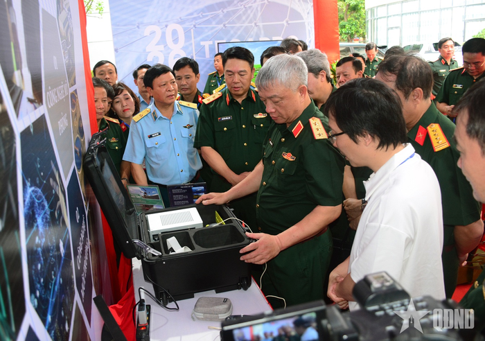 Thượng tướng Nguyễn Quang Ngọc tham quan các gian hàng trưng bày, giới thiệu sản phẩm của các doanh nghiệp Quân đội.