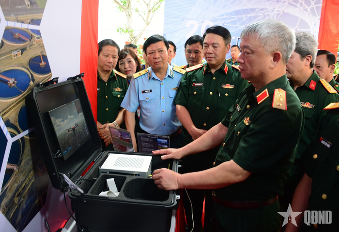 Thượng tướng Nguyễn Quang Ngọc tham quan các gian hàng trưng bày, giới thiệu sản phẩm của các doanh nghiệp Quân đội. 