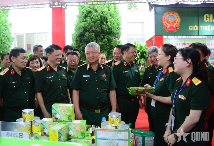 Thượng tướng Nguyễn Quang Ngọc tham quan các gian hàng trưng bày, giới thiệu sản phẩm của các doanh nghiệp Quân đội.