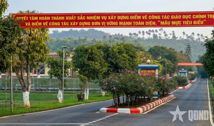  Đường nội bộ dẫn vào Sở Chỉ huy Trung đoàn. 