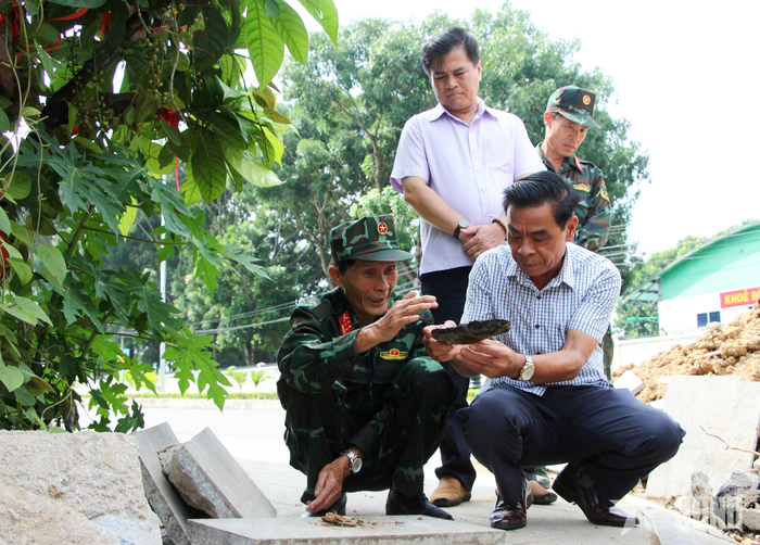 Cựu chiến binh Trần Thanh Hòa, nguyên chiến sĩ Trung đoàn 24A (Mặt trận B3) - nhân chứng trận đánh Biệt khu 24 Tết Mậu Thân 1968 hỗ trợ lực lượng tìm kiếm.