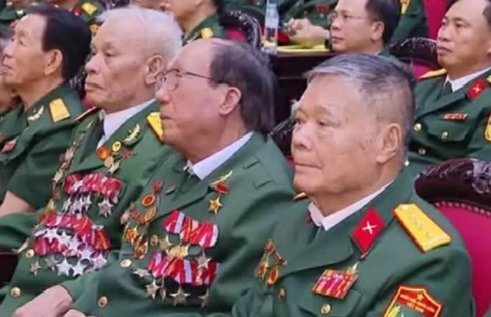  Anh hùng LLVT nhân dân Đoàn Minh Nguyệt (ngoài cùng bên phải) dự Lễ đón nhận danh hiệu Anh hùng LLVT nhân dân của Quân khu 4.