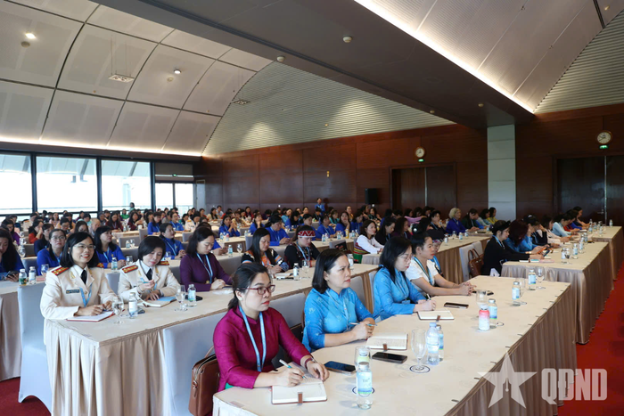 Các đại biểu dự phiên thảo luận.