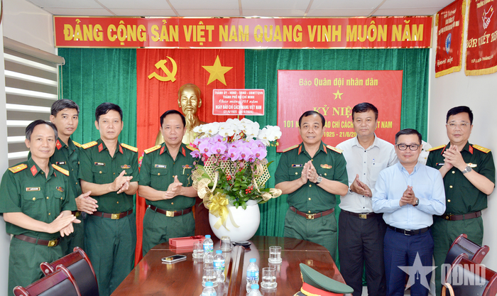 Đoàn đại biểu Thành ủy, HĐND, UBND, Ủy ban MTTQ Việt Nam TP Hồ Chí Minh thăm, chúc mừng Ban đại diện Báo QĐND tại TP Hồ Chí Minh.