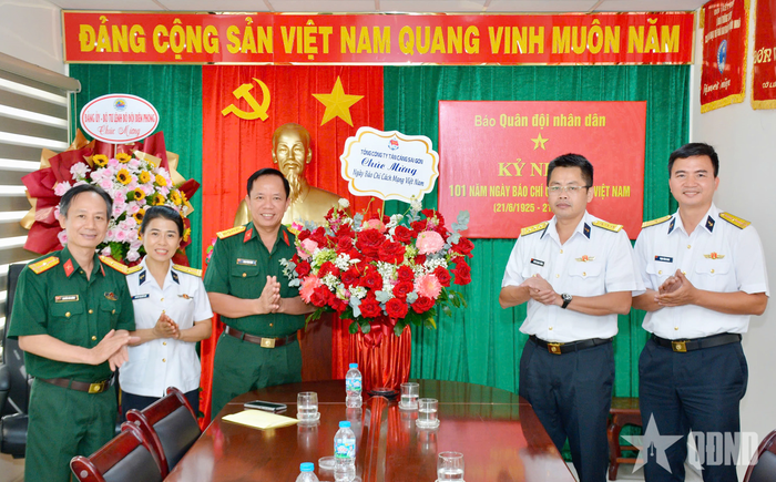 Đoàn đại biểu Binh đoàn 20 thăm, chúc mừng Ban đại diện Báo QĐND tại TP Hồ Chí Minh.