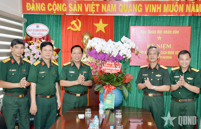 Đoàn đại biểu Đảng ủy, Ban giám đốc Bệnh viện Quân y 175 thăm, chúc mừng Ban đại diện Báo QĐND tại TP Hồ Chí Minh.