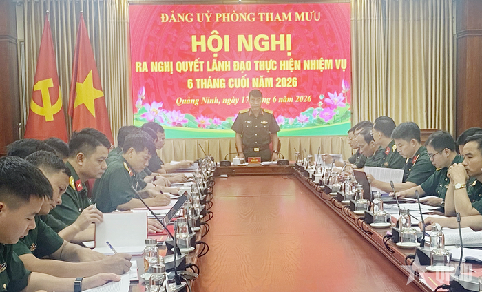 Đại tá Bùi Đức Lâm, Bí thư Đảng ủy Phòng Tham mưu, Phó chỉ huy trưởng, Tham mưu trưởng Bộ CHQS tỉnh chủ trì hội nghị.