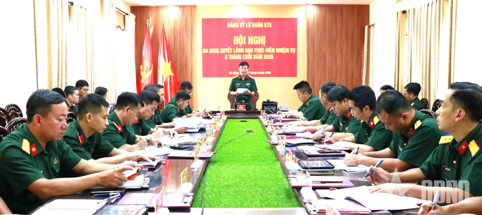 Đại tá Trần Văn Đức, Chính ủy Lữ đoàn Thông tin 575 điều hành hội nghị.