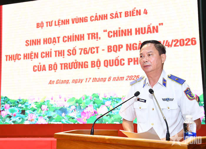 Thiếu tướng Nguyễn Văn Dũng, Bí thư Đảng ủy, Chính ủy Bộ tư lệnh Vùng Cảnh sát biển 4 phát biểu chỉ đạo, định hướng tại buổi sinh hoạt.
