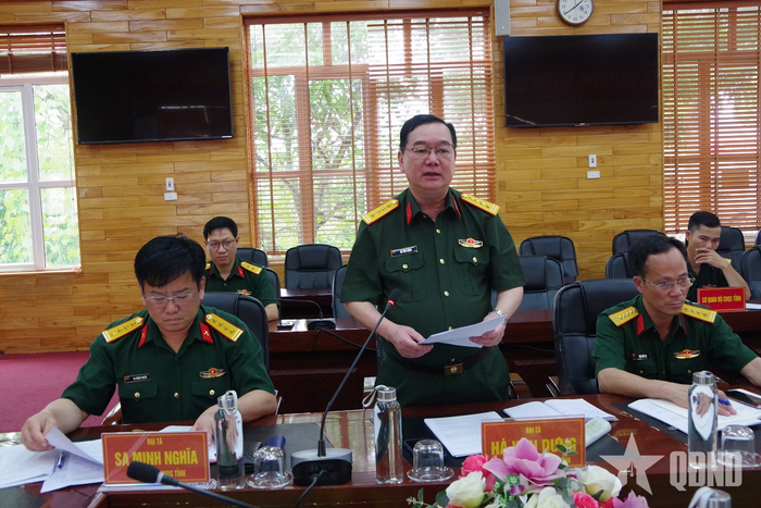 Lãnh đạo Bộ CHQS tỉnh Sơn La báo cáo kết quả triển khai thực hiện công tác 1389 với đoàn kiểm tra.