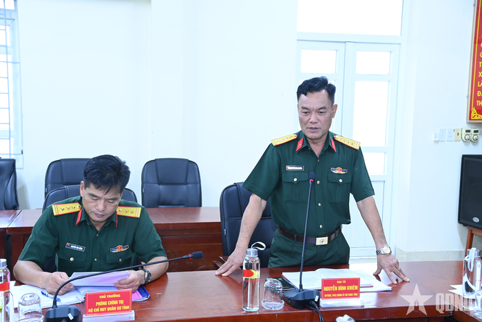 Đại tá Nguyễn Đình Khiêm, Ủy viên Ban Thường vụ Đảng ủy, Phó chính ủy Bộ CHQS tỉnh Quảng Ninh phát biểu chỉ đạo hội nghị.