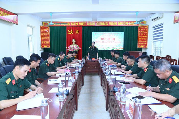 Đại tá Mai Xuân Thắng, Bí thư Đảng ủy, Chính ủy Ban chỉ huy phòng thủ khu vực 3 - Đặc khu Vân Đồn chủ trì hội nghị.