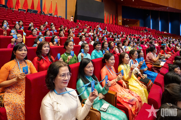 Các đại biểu biểu quyết thông qua danh sách Ban Chấp hành Trung ương Hội LHPN Việt Nam khóa XIV.