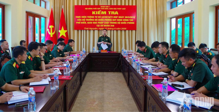  Thiếu tướng Dương Văn Quang phát biểu tại buổi làm việc. 
