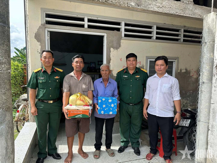 Thực hiện Mô hình "Đồng hành với thanh niên lên đường nhập ngũ", Ban CHQS xã An Biên đã thăm hỏi, tặng quà gia đình thanh niên nhập ngũ có hoàn cảnh khó khăn. 
