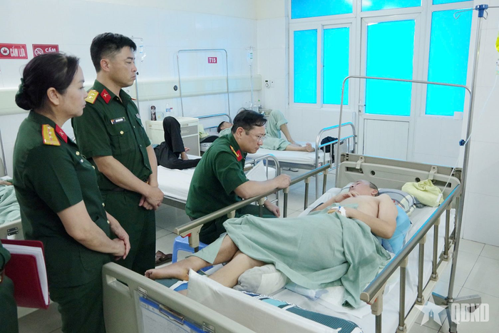 Thượng tá Nguyễn Văn Việt, Phó chính ủy Bộ CHQS tỉnh Quảng Ninh trao kinh phí hỗ trợ Trung tá Phạm Thanh Quyết đang điều trị bệnh hiểm nghèo tại Bệnh viện Bãi Cháy.