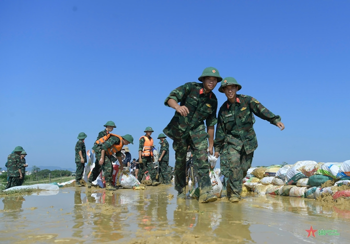  Bộ đội giúp dân khắc phục hậu quả thiên tai. Ảnh: qdnd.vn