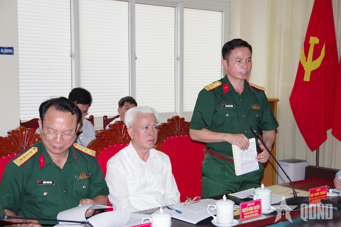 Đại tá Bùi Xuân Thắng, Ủy viên Ban Thường vụ Thành ủy, Chỉ huy trưởng Bộ CHQS thành phố phát biểu tại hội nghị.