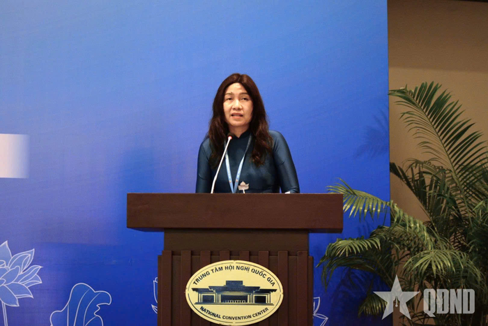  Đồng chí Nguyễn Thị Nga, Phó cục trưởng Cục Bà mẹ và Trẻ em (Bộ Y tế) tham luận tại trung tâm.