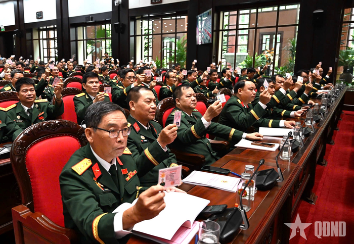 Đại biểu biểu quyết thông qua nghị quyết đại hội.