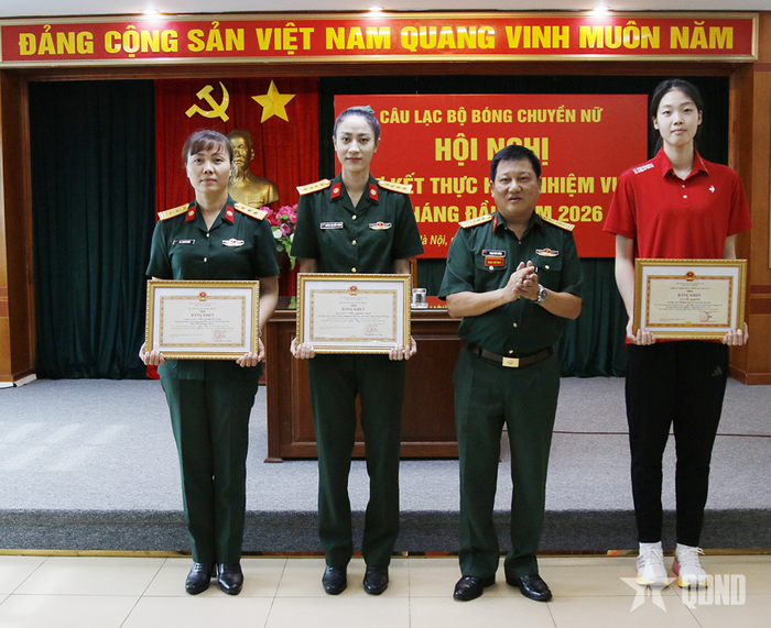 Tặng bằng khen cho các cá nhân tiêu biểu.