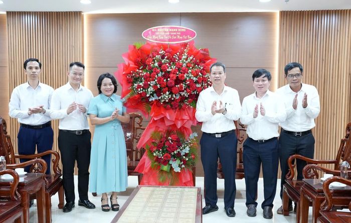 Phó Bí thư Thành ủy, Chủ tịch UBND TP Nguyễn Mạnh Hùng thăm, tặng hoa chúc mừng Ban Tuyên giáo và Dân vận Thành ủy.