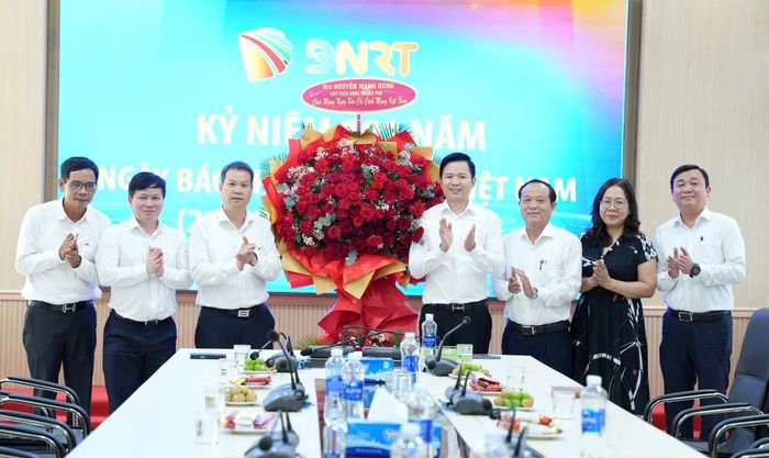 Phó Bí thư Thành ủy, Chủ tịch UBND TP Nguyễn Mạnh Hùng thăm, tặng hoa chúc mừng Báo và Phát thanh, Truyền hình Đà Nẵng.